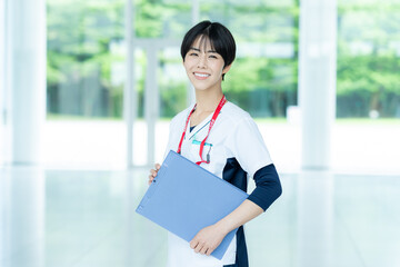 病院で働く医療スタッフ