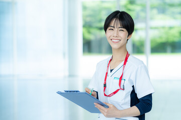 病院で働く医療スタッフ