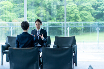 真剣に話すコンサルタント
