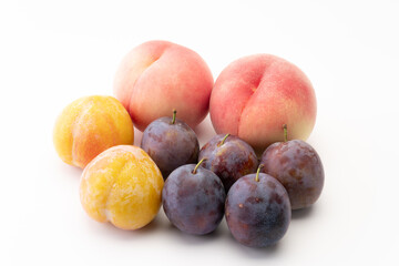 美味しそうな桃とプルーンと黄色のプラム（すもも）