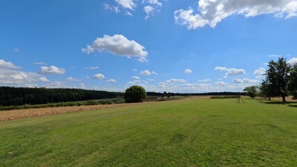 idyllische Landschaft mit vorbeiziehenden weißen Wolken am lauen Himmel, Wolkengebilde,...