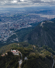 Vista aérea de los cerros de Monserrate y Guadalupe que rodean la ciudad de Bogotá. 