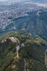 Vista aérea de los cerros de Monserrate y Guadalupe que rodean la ciudad de Bogotá. 