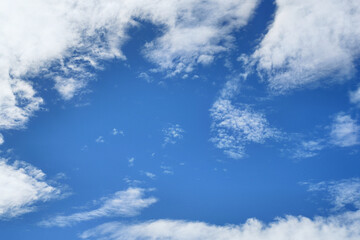秋の青空に漂う雲