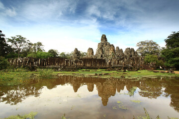 Naklejka premium Scenery nature of Bayon Temple reflection pool of the main complex in Siem Reap, Cambodia 