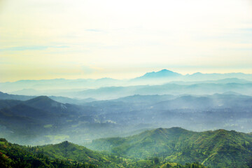 Obraz premium Beautiful mountains through thick fog - Central Sri Lanka