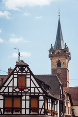 église, clocher et maison alsacienne à Obernai. Architecture traditionnelle Alsace. Cœur d'un village français.