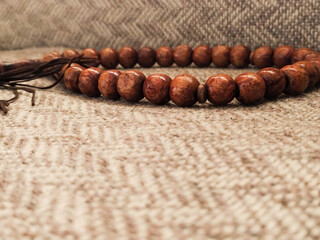 Elegant brown wooden prayer beads, necklace with 33 knots and tassel, ideal for counting mantras. Perfect for Ramadan and Jummah posts.