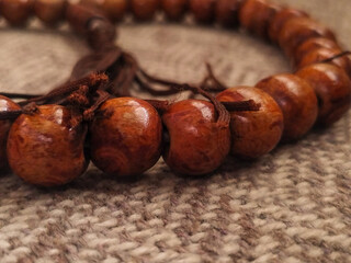 Elegant brown wooden prayer beads, necklace with 33 knots and tassel, ideal for counting mantras. Perfect for Ramadan and Jummah posts.