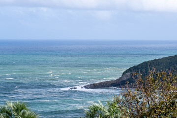 潮風を受ける岬の景色