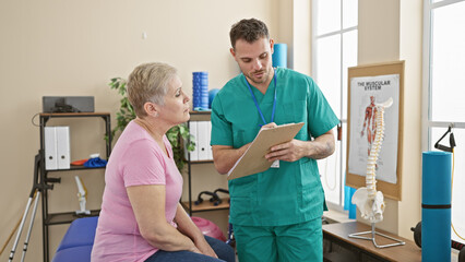 Obraz premium A woman consults with a male physiotherapist in a well-equipped rehab clinic, discussing treatment options.