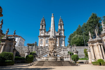 Fototapeta premium Obelisco religioso no santuário de Nossa Senhora dos Remédios em Lamego, com a Catedral de Nossa Senhora dos Remédios mais atrás em Portugal