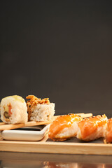 Raffinata presentazione di sushi con avocado e salmone