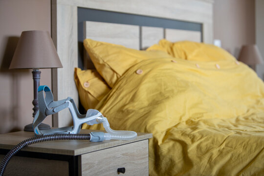 Masque facial complet contre l'apn&eacute;e obstructive du sommeil aide les patients comme masque respiratoire et clip de harnais pour respirer contre le ronflement et les troubles du sommeil pour respirer.