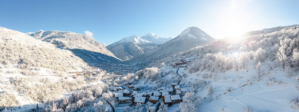 Image panoramique de Vall&eacute;e de Courchevel avec le Grand Bec, Dent Du Villard et le villages du Grenier, Le Buisson et Bozel