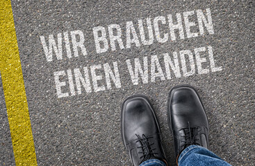  Text auf Boden - Wir brauchen einen Wandel