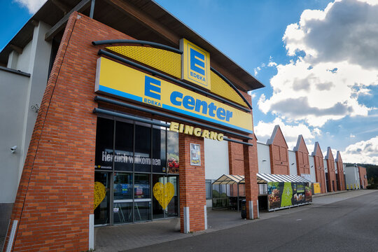 Blick auf den Eingangsbereich eines Edeka Centers in Weil der Stadt in Baden-Wuerttemberg