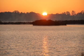 Jesienny wschód słońca nad stawem, Czechowice Dziedzice. © Elżbieta Kaps