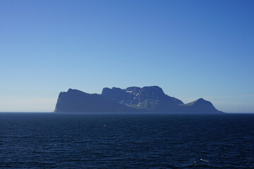 Nordfugl&oslash;ya, Nuorta-Vuovl&aacute;, Vannv&aring;g, Karls&oslash;y Municipality, Troms, Norwegen - uninhabited nature reserve island partially snow covered mountain top of Fugl&oslash;ykallen