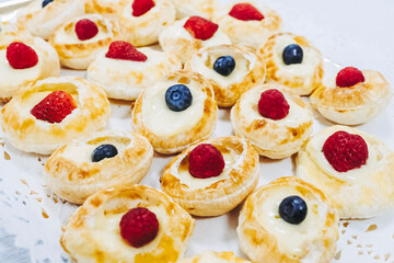 Plateau de desserts avec choux à la crème aux fruits rouge fraise framboise et myrtille