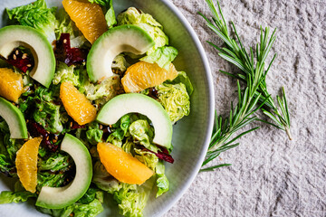 Salade compos&eacute;e avec salade verte oranges et avocat - Menu v&eacute;g&eacute;tarien sain