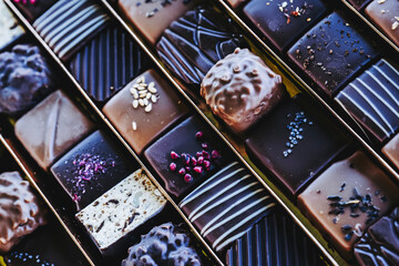 Assortiment de chocolats fait par un artisan dans une boite