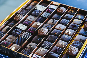 Assortiment de chocolats fait par un artisan dans une boite