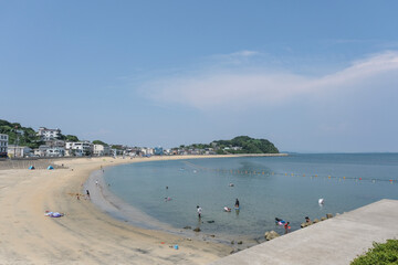 Obraz premium 海水浴の人々で賑わう篠島海水浴場