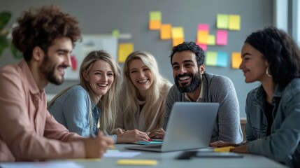 Obraz premium A group of people are smiling and laughing while looking at a laptop