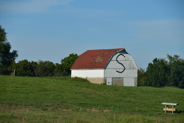 Obraz premium Barn in a Farm Field