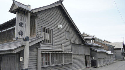 北海道の増毛にある最北の酒蔵・国稀酒造株式会社の歴史を感じる建物