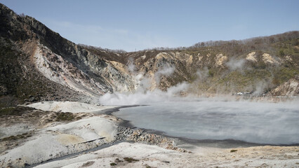 北海道登別にある地獄の窯のような蒸気がもくもくしている大湯沼