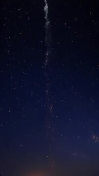 "Lancement de fus&eacute;e dans le ciel &eacute;toil&eacute;"

