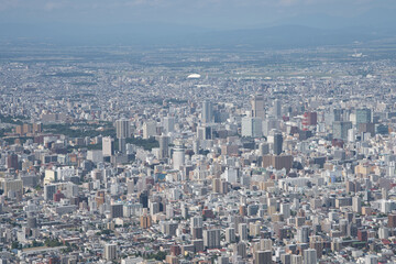 Fototapeta premium 札幌藻岩山の展望台から見た札幌中心部のビル群の写真