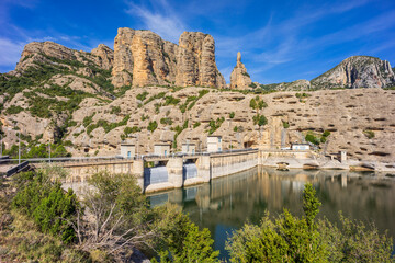 Fototapeta premium Mallos de Ligüerri and Vadiello reservoir, Sierra and Canyons of Guara Natural Park, Huesca, Aragon community, Spain