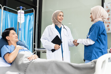 Obraz premium Friendly nurse taking care of patient man in a hospital room. Treatment of patients.