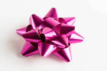 Lazo brillante de cinta rosa,  aislado en fondo blanco