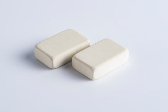 borrador rectangular blanco sobre  superficie blanca
