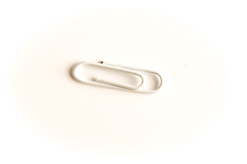 Clips de papel sobre un fondo blanco, primer plano 