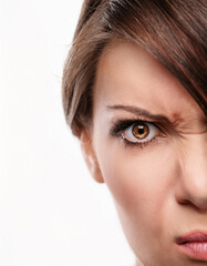 Fototapeta premium Mujer joven con expresion enfadada sobre fondo blanco