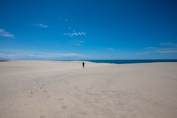 une silhouette lointaine sur la dune