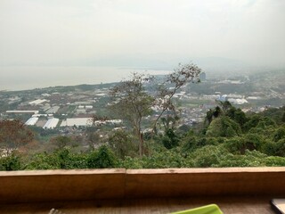 Viewing the vast city from the top of the mountains