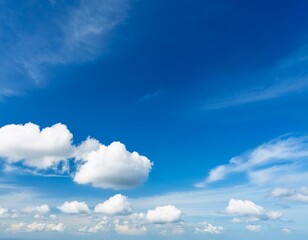 Fototapeta premium Blauer himmel mit einzelnen Wolken als Hintergrund