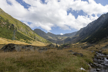Tal und ein Bach in den Anden