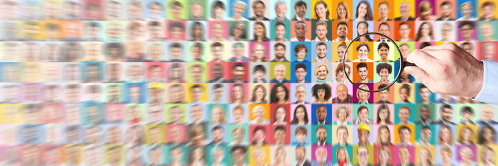 Hand mit Lupe sucht in Portraits als Umfrage und Marktforschung Konzept