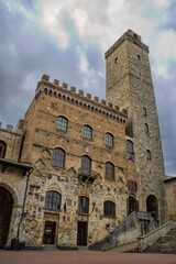 Fototapeta premium san gimignano, italien - 07.02.2024 - palazzo del popolo an der piazza del duomo