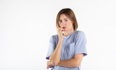 Naklejka premium Close-up portrait of young scared woman isolated on white background 