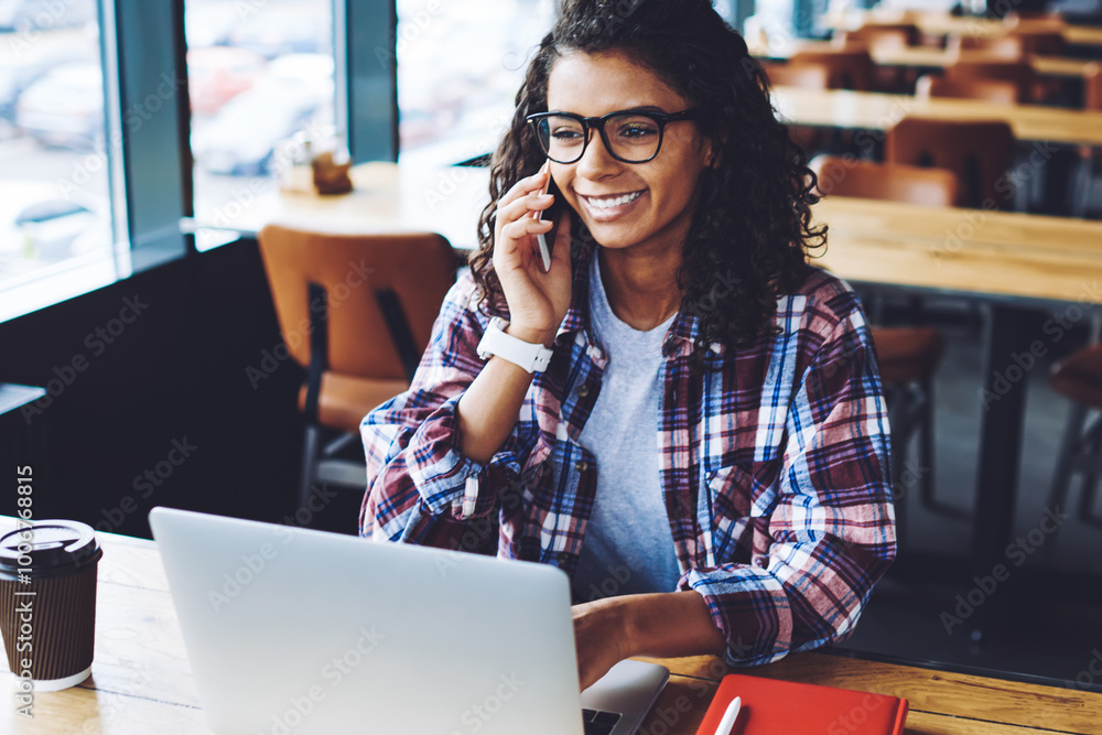 Poster happy cheerful hipster girl in spectacles calling to friend for discussing time of meeting in univer