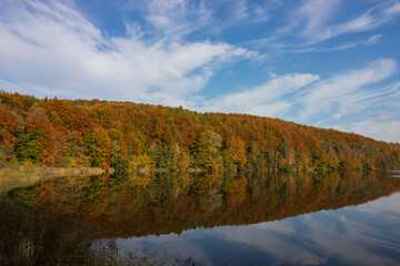 Ukleisee in traumhafter Herbstlandschaft.