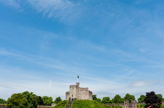 iew of Cardiff Castle under a clear blue sky